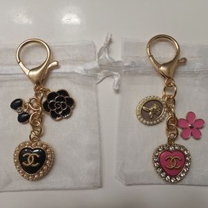 2 Luxury charm buttons on an unbranded keychain each